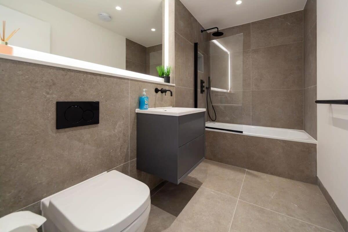 Modern 2 Bedroom Apartment In Wimbledon London Eksteriør bilde