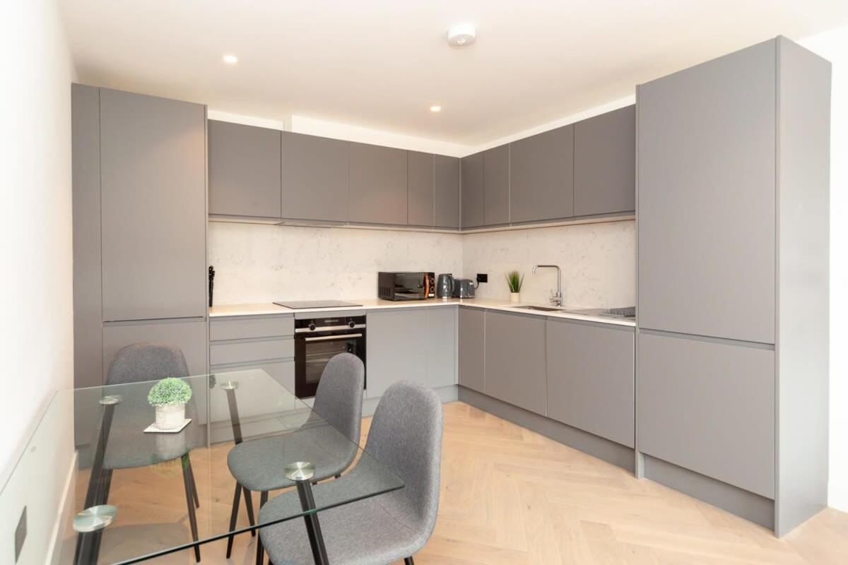 Modern 2 Bedroom Apartment In Wimbledon London Eksteriør bilde