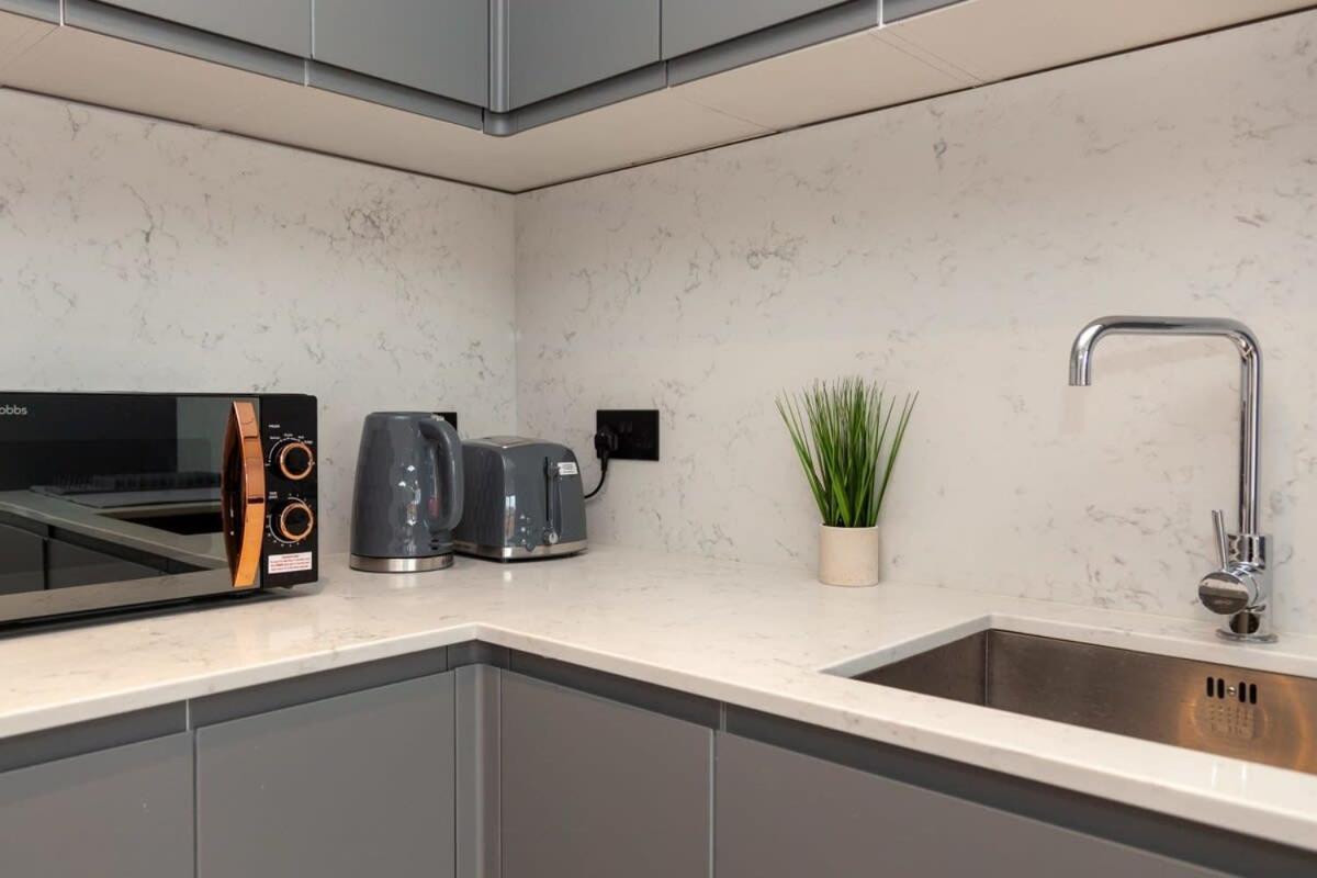 Modern 2 Bedroom Apartment In Wimbledon London Eksteriør bilde