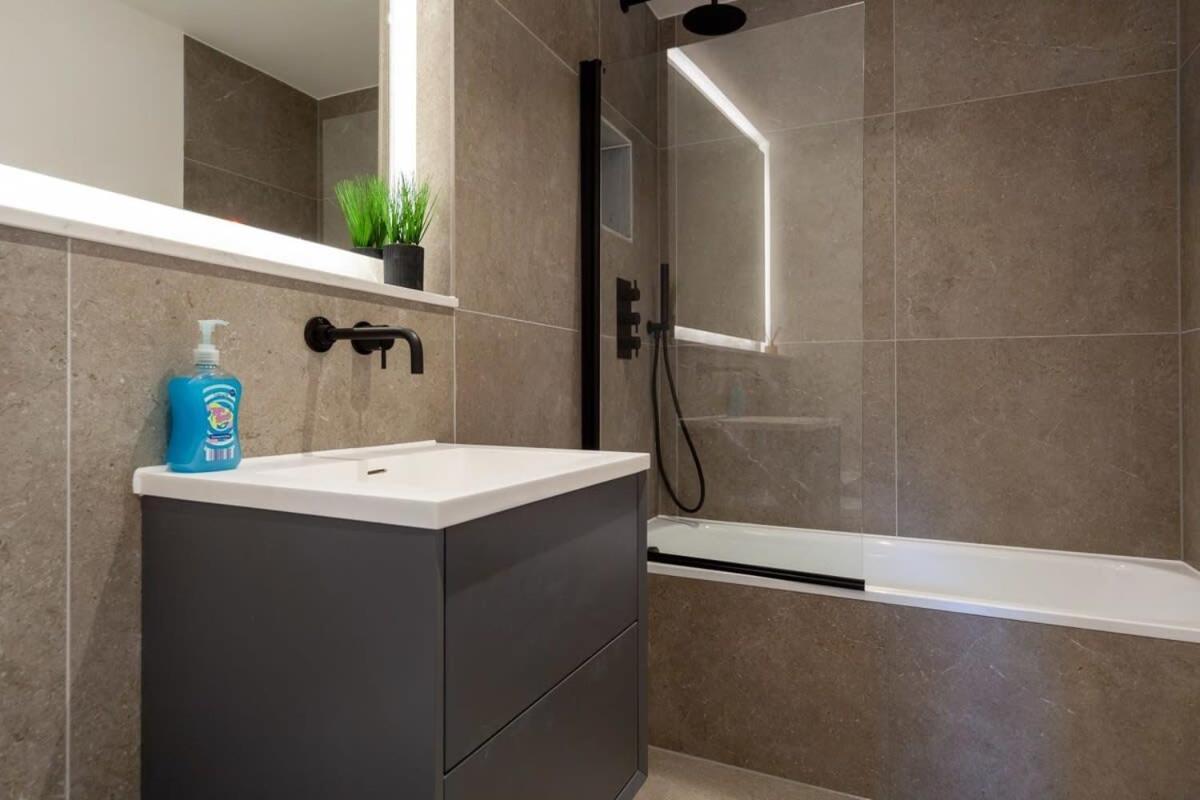 Modern 2 Bedroom Apartment In Wimbledon London Eksteriør bilde