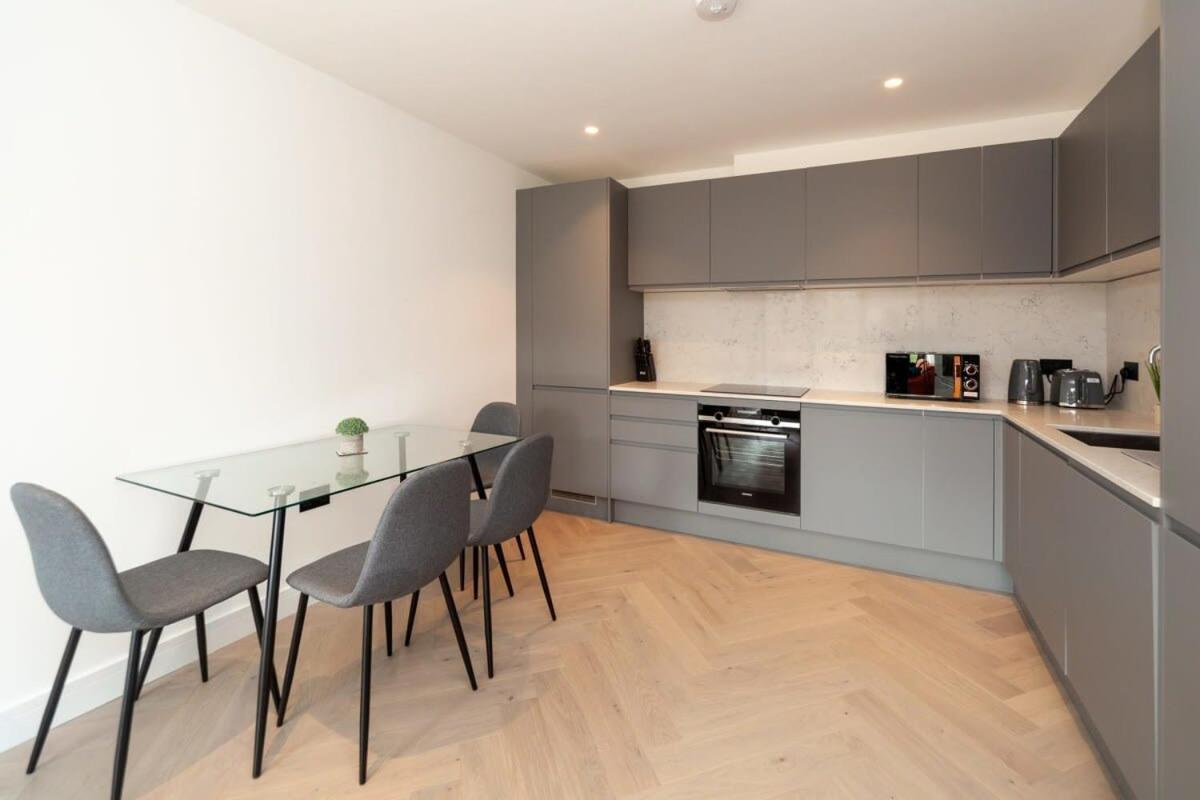Modern 2 Bedroom Apartment In Wimbledon London Eksteriør bilde